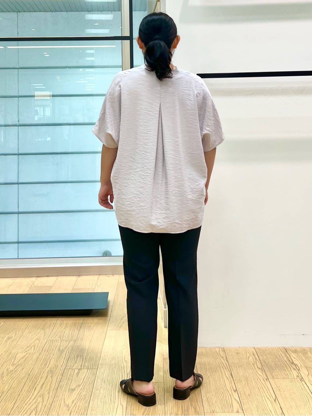 shimaさんの「INDIVI｜【定番スーツ／UVケア／洗える】ウール調タックテーパードパンツ」を使ったコーディネート