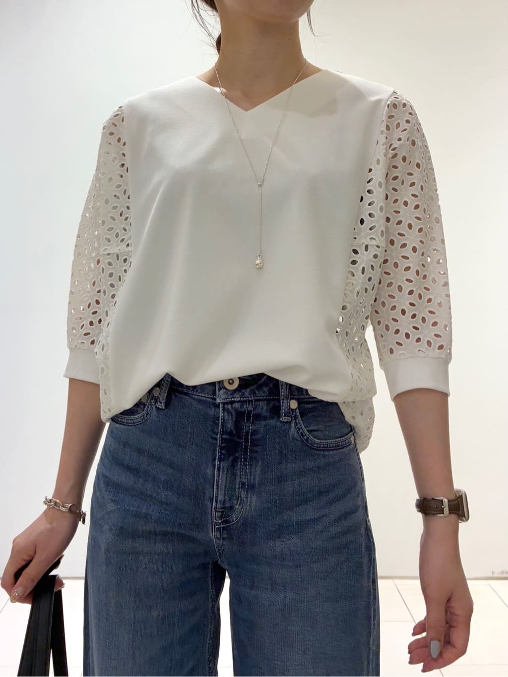 KAOさんの「INDIVI｜【褒められデニム】ワイドストレート デニムパンツ」を使ったコーディネート