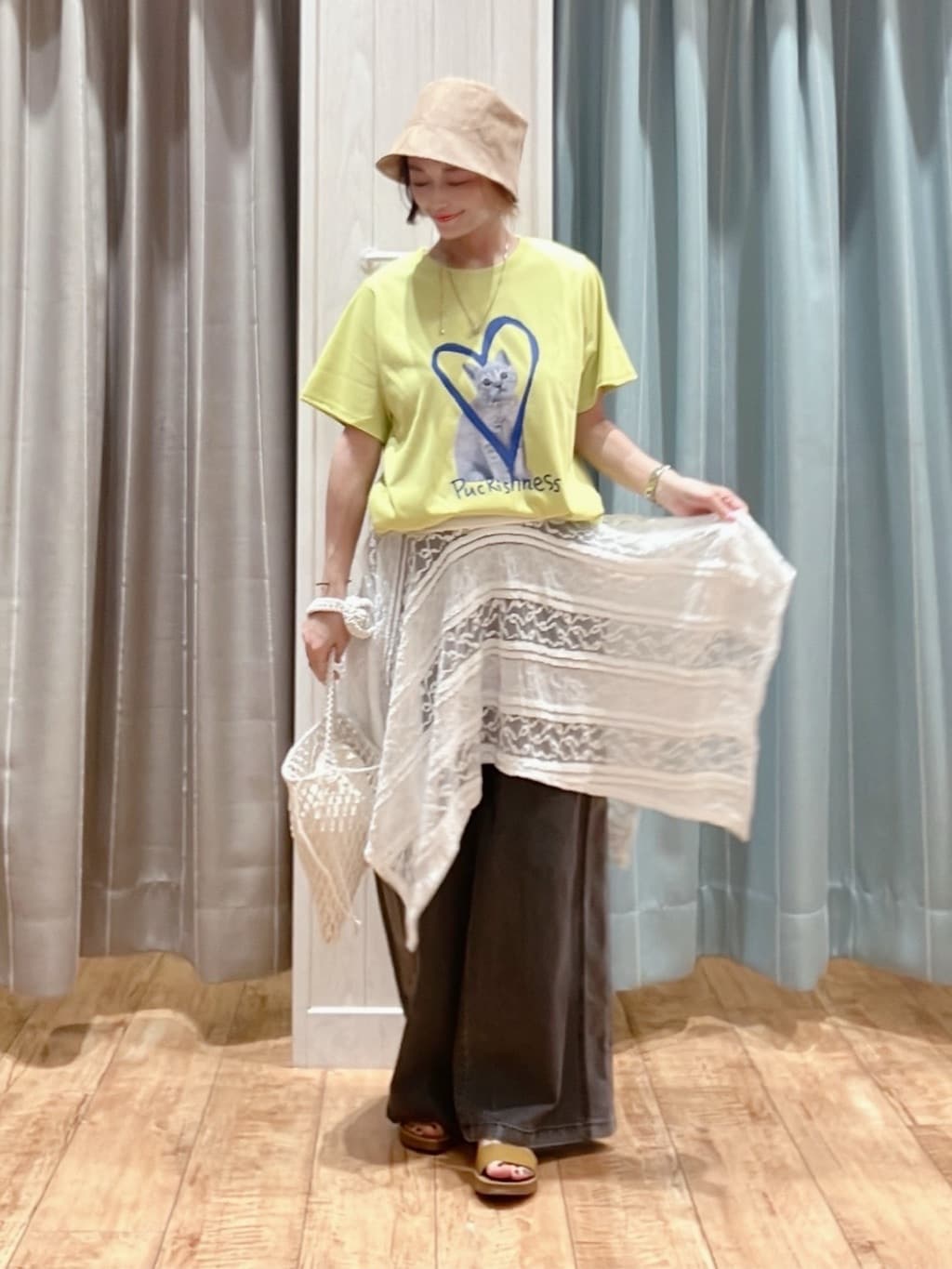 aaamiさんの「SHOO･LA･RUE｜【2WAY】スカートにもなる イレヘム レースビスチェ」を使ったコーディネート