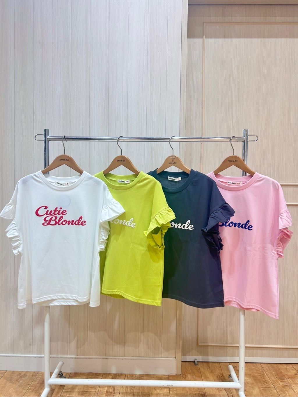 viviさんの「SHOO･LA･RUE｜【S-LL/汗ジミ軽減/ひんやり/UVカット】フリルTシャツ」を使ったコーディネート