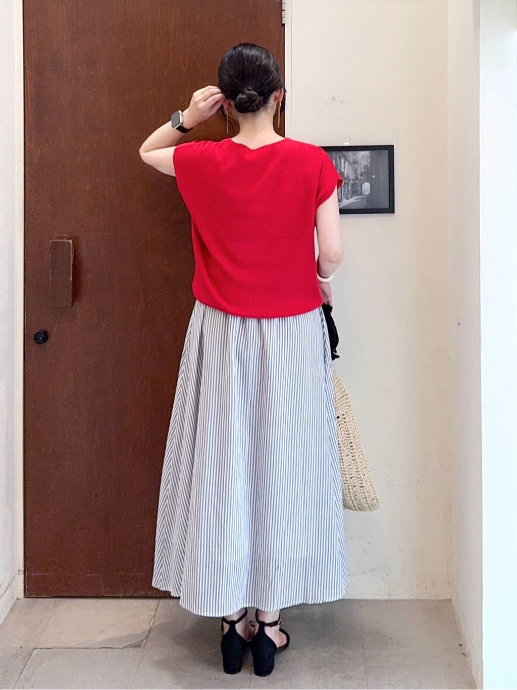 𝐇𝐢𝐫𝐨𝐦𝐢さんの「SHOO･LA･RUE｜【洗える/S-LL/ひんやり】さらりと好印象　総針フレンチスリーブニット」を使ったコーディネート