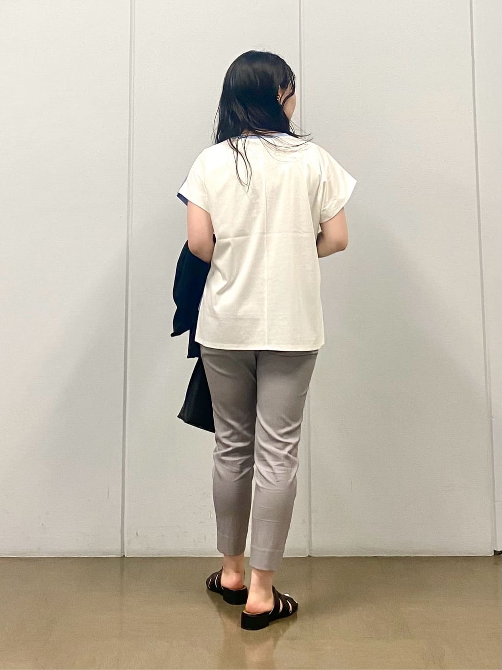misakiさんの「INDIVI｜【洗える／汗ジミ防止】バイカラー＆アシメヘム Tシャツ」を使ったコーディネート