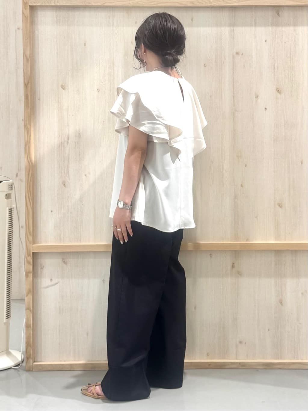 nanaさんの「THE SHOP TK｜【ONOFF活躍】フリルデザインブラウス/セットアップ可」を使ったコーディネート