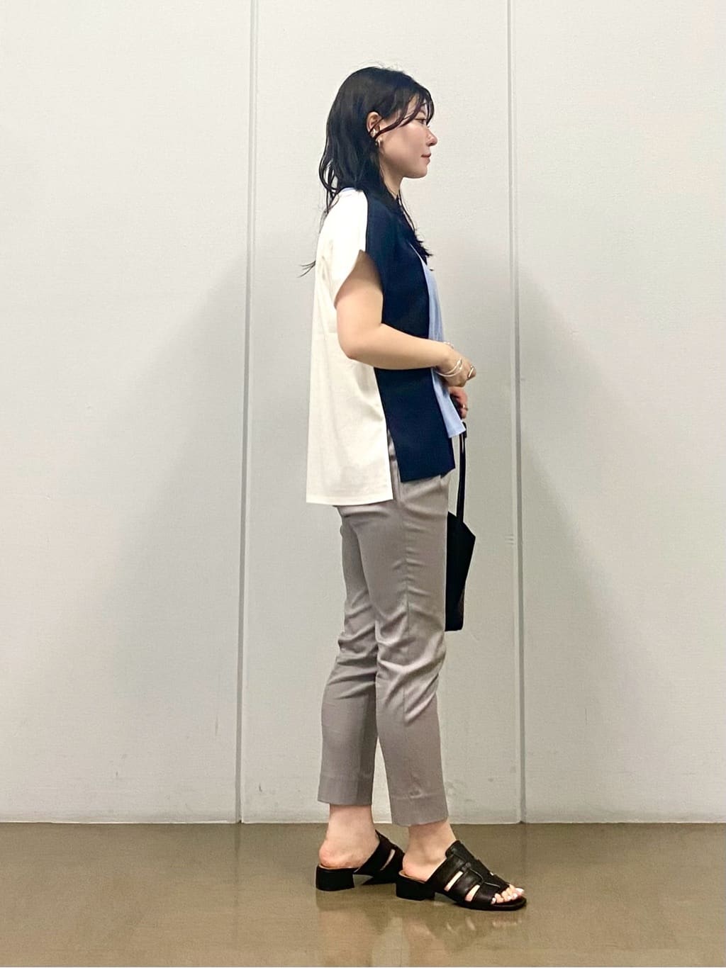misakiさんの「INDIVI｜【洗える／汗ジミ防止】バイカラー＆アシメヘム Tシャツ」を使ったコーディネート