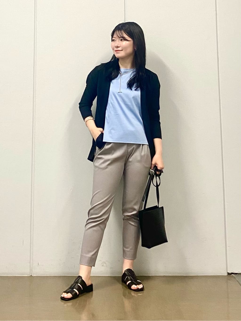 misakiさんの「INDIVI｜【洗える／汗ジミ防止】バイカラー＆アシメヘム Tシャツ」を使ったコーディネート