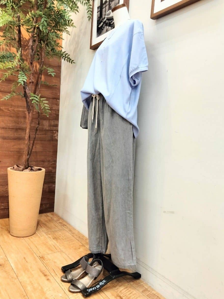 うっちーさんの「SHOO･LA･RUE｜【ひんやり/洗濯後しわになりにくい】リブ切り替えドルマンブラウス」を使ったコーディネート