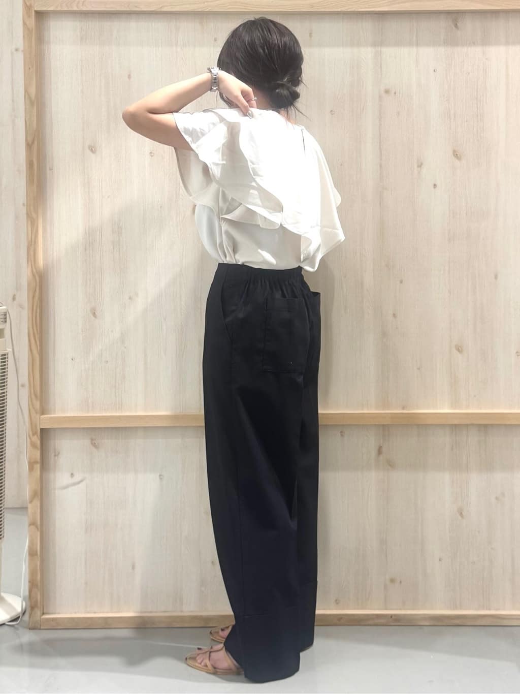 nanaさんの「THE SHOP TK｜【ONOFF活躍】フリルデザインブラウス/セットアップ可」を使ったコーディネート