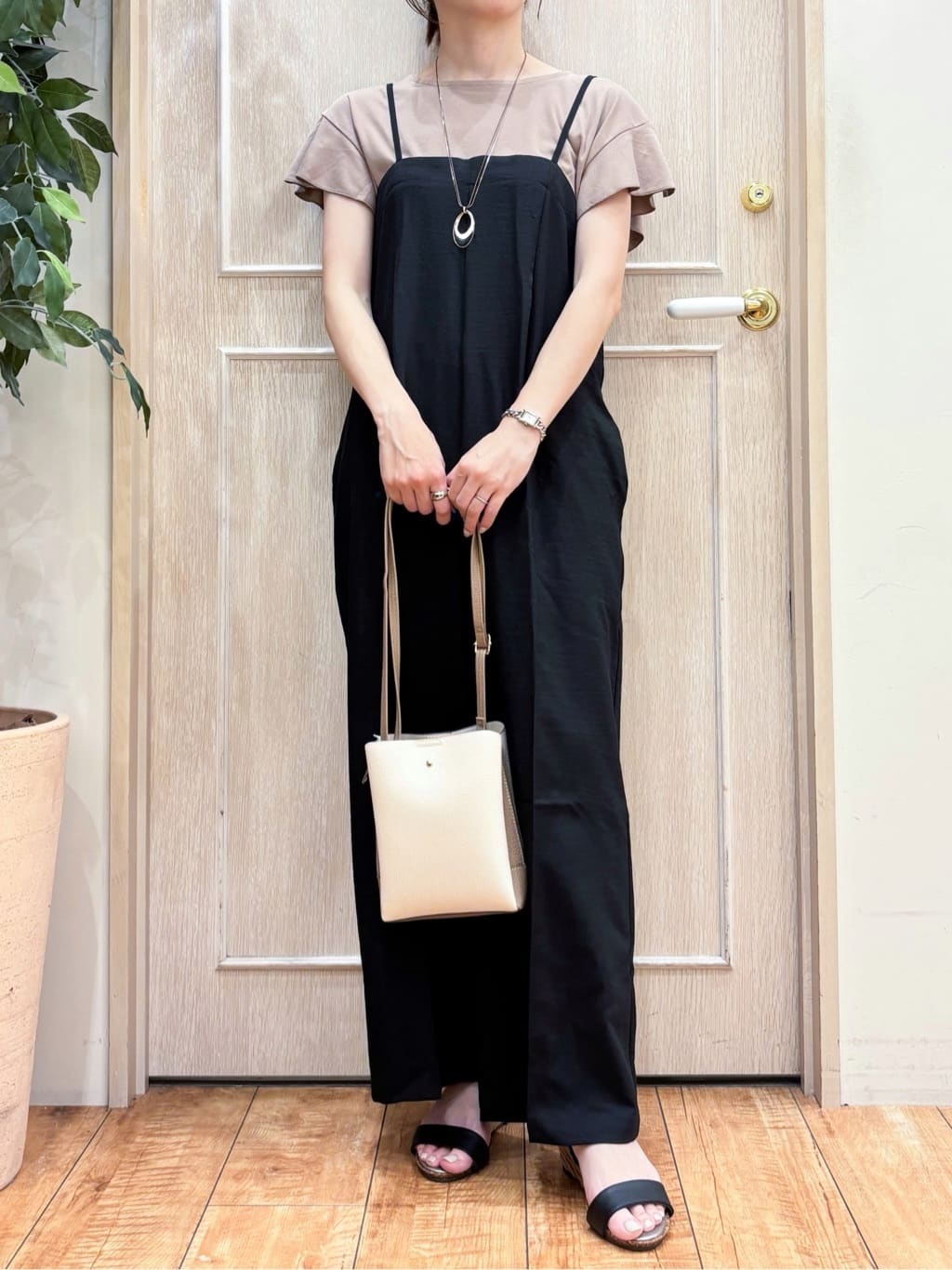 なみさんの「SHOO･LA･RUE｜【汗ジミ防止/ひんやり/UV】フリルスリーブTシャツ」を使ったコーディネート