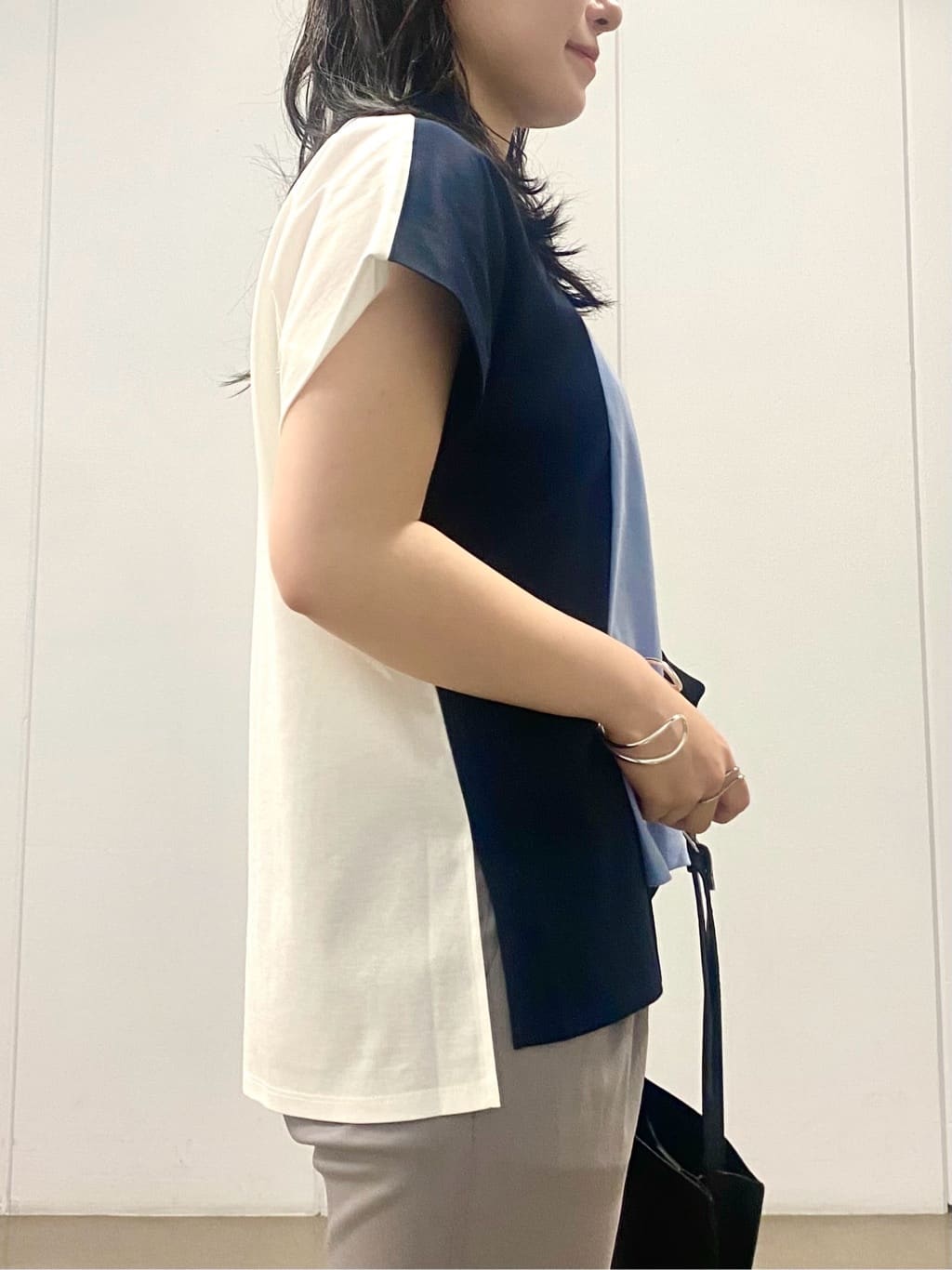 misakiさんの「INDIVI｜【洗える／汗ジミ防止】バイカラー＆アシメヘム Tシャツ」を使ったコーディネート