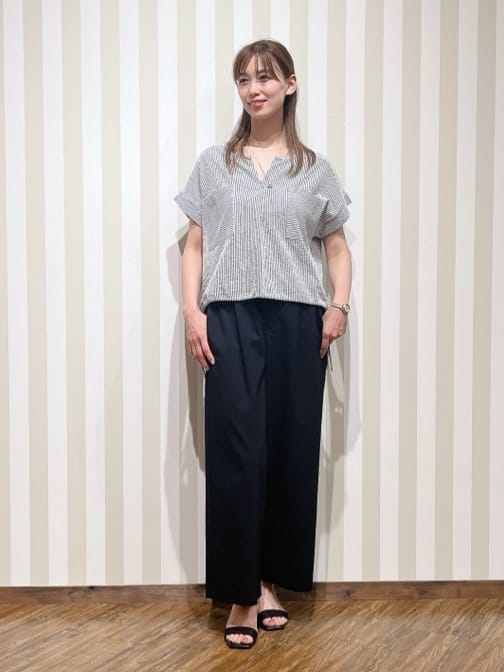 hassssyさんの「SHOO･LA･RUE｜【洗える/S-LL】シルエット変化を楽しめる サッカーストライプ柄スキッパートップス」を使ったコーディネート
