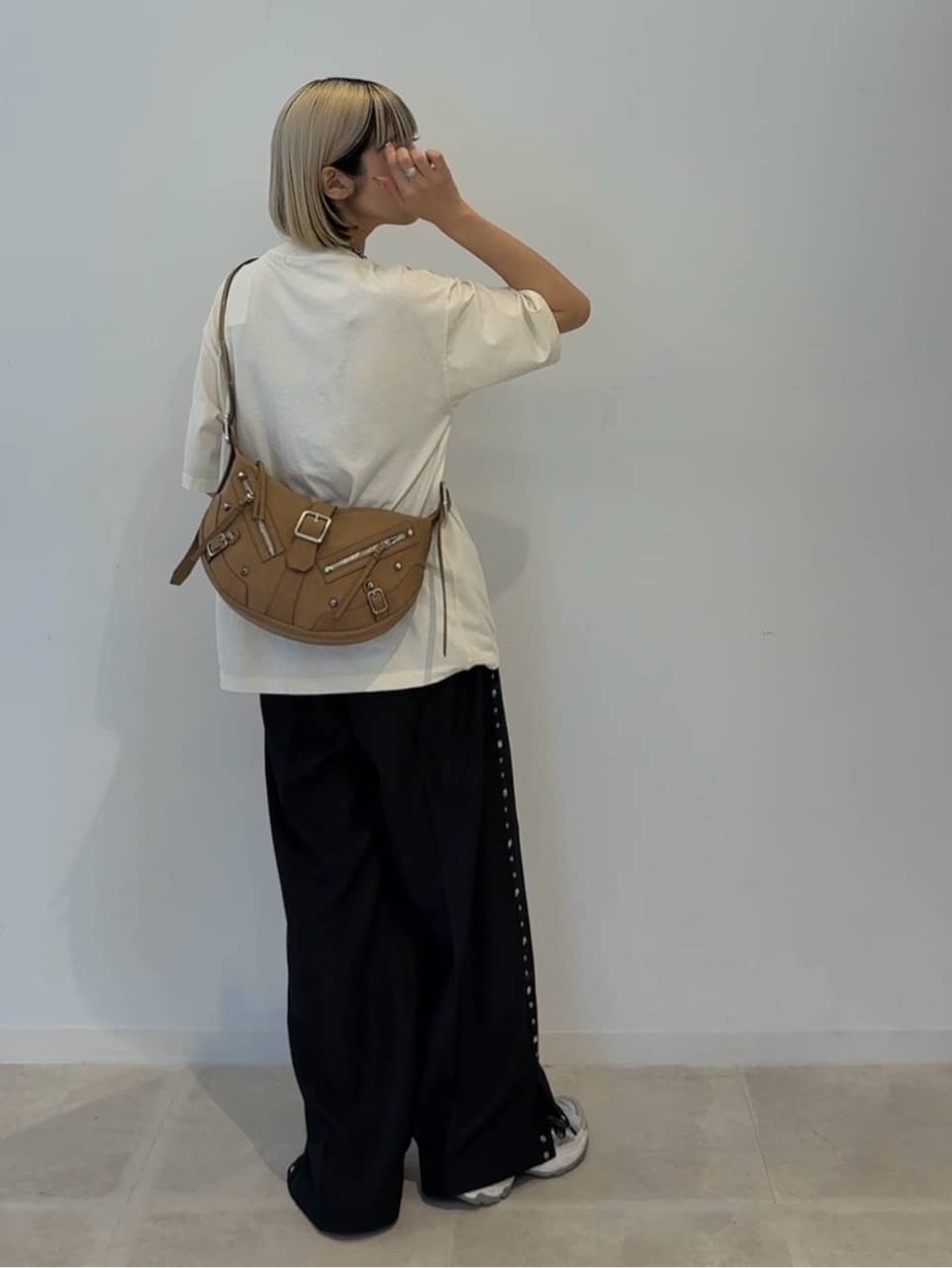 川本葵さんの「tk.TAKEO KIKUCHI｜ヴィンテージライクスタッズTシャツ」を使ったコーディネート
