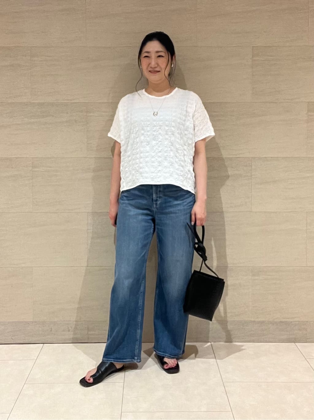 TOMOMIさんの「INDIVI｜【洗える／UVケア／SETUP可能】ドロストワイドパンツ」を使ったコーディネート