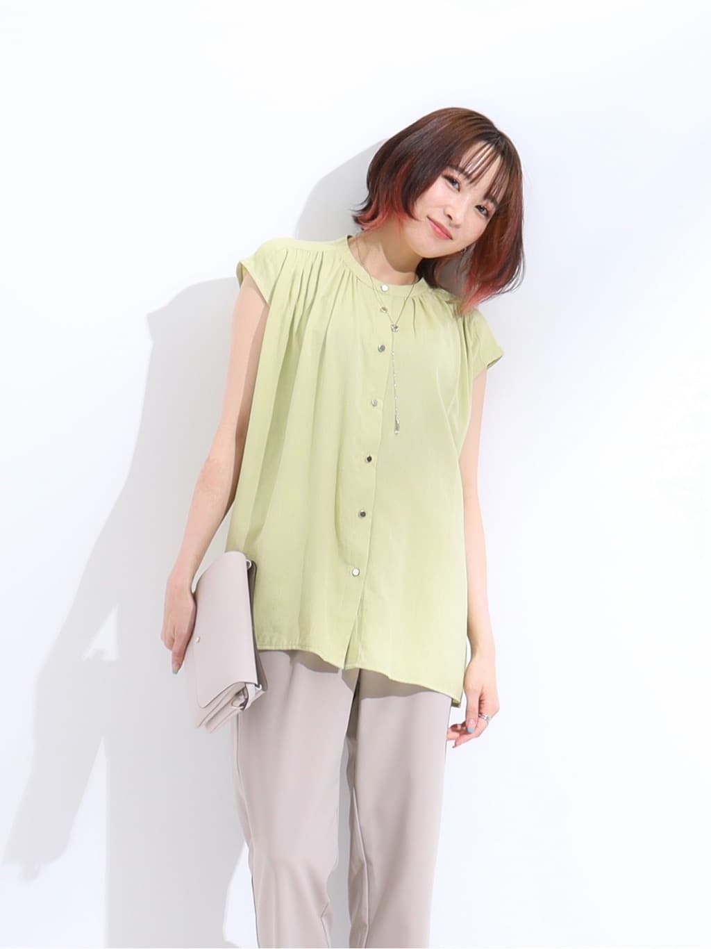𝐜𝐡𝐢𝐤𝐚さんの「SHOO･LA･RUE｜【S-LL/洗濯後しわになりにくい】上品にきれい見え スラブギャザーブラウス」を使ったコーディネート