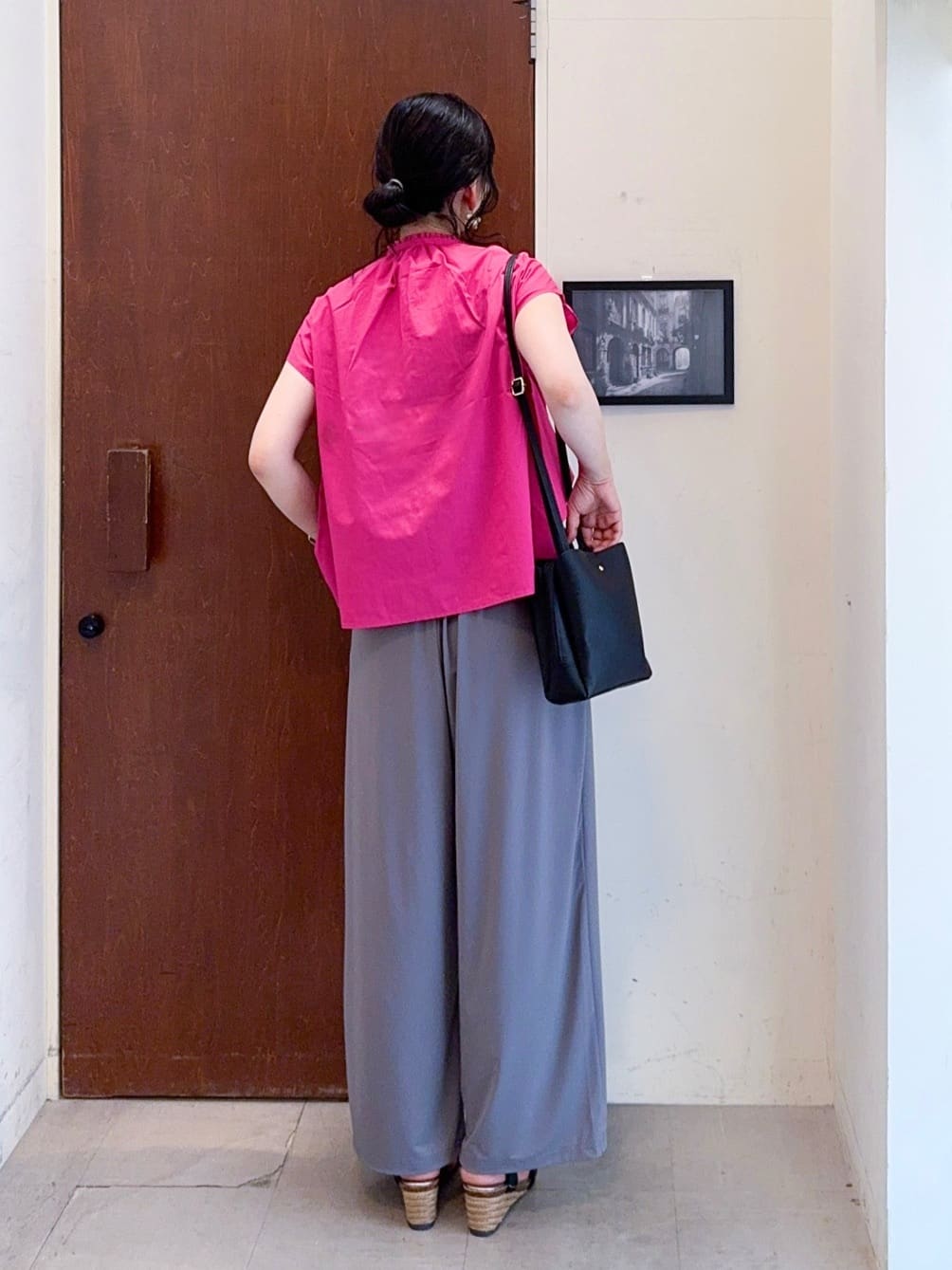 𝐇𝐢𝐫𝐨𝐦𝐢さんの「SHOO･LA･RUE｜【洗える/S-LL】プチフリル襟が女性らしい フレンチスリーブシャツ」を使ったコーディネート