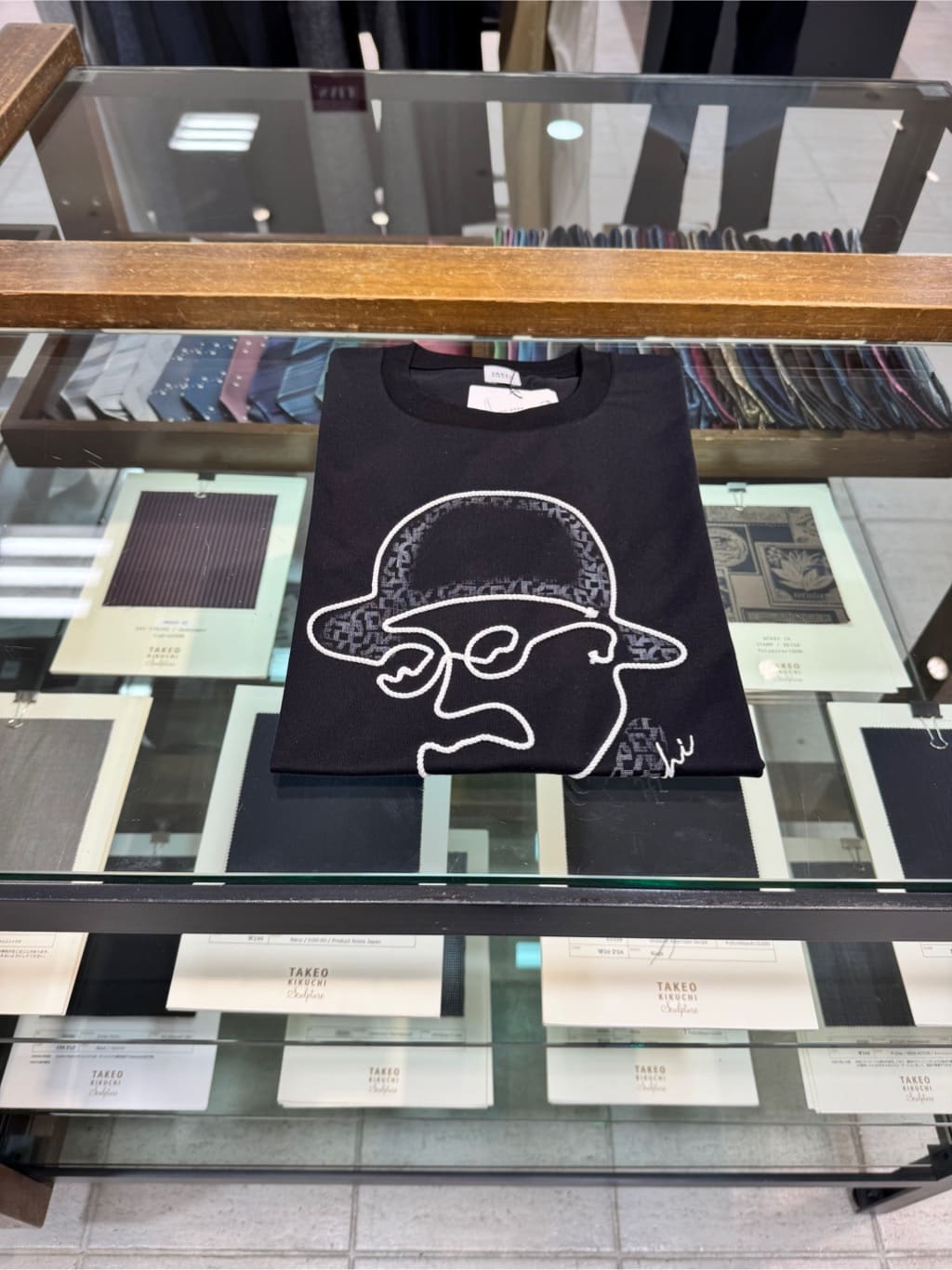 溝端佑太朗さんの「TAKEO KIKUCHI｜◆【Sサイズ～】フェイスロープ刺繍 天竺Tシャツ」を使ったコーディネート