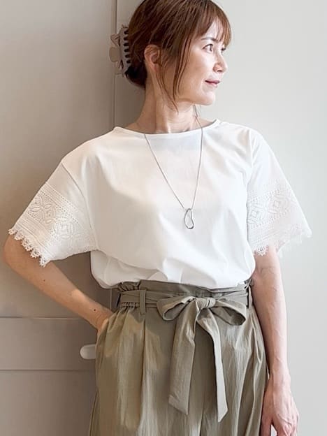 yamakoさんの「grove｜【洗える/二の腕カバー】上品なレースで叶える、きちんと見えの夏Tシャツ」を使ったコーディネート