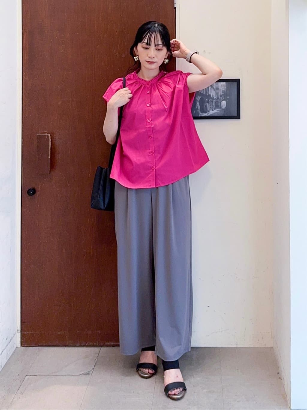 𝐇𝐢𝐫𝐨𝐦𝐢さんの「SHOO･LA･RUE｜【洗える/S-LL】プチフリル襟が女性らしい フレンチスリーブシャツ」を使ったコーディネート