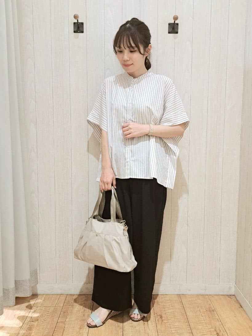 SAKIさんの「SHOO･LA･RUE｜きれいめカジュアルに ラメストライプ ポンチョ風シャツ」を使ったコーディネート