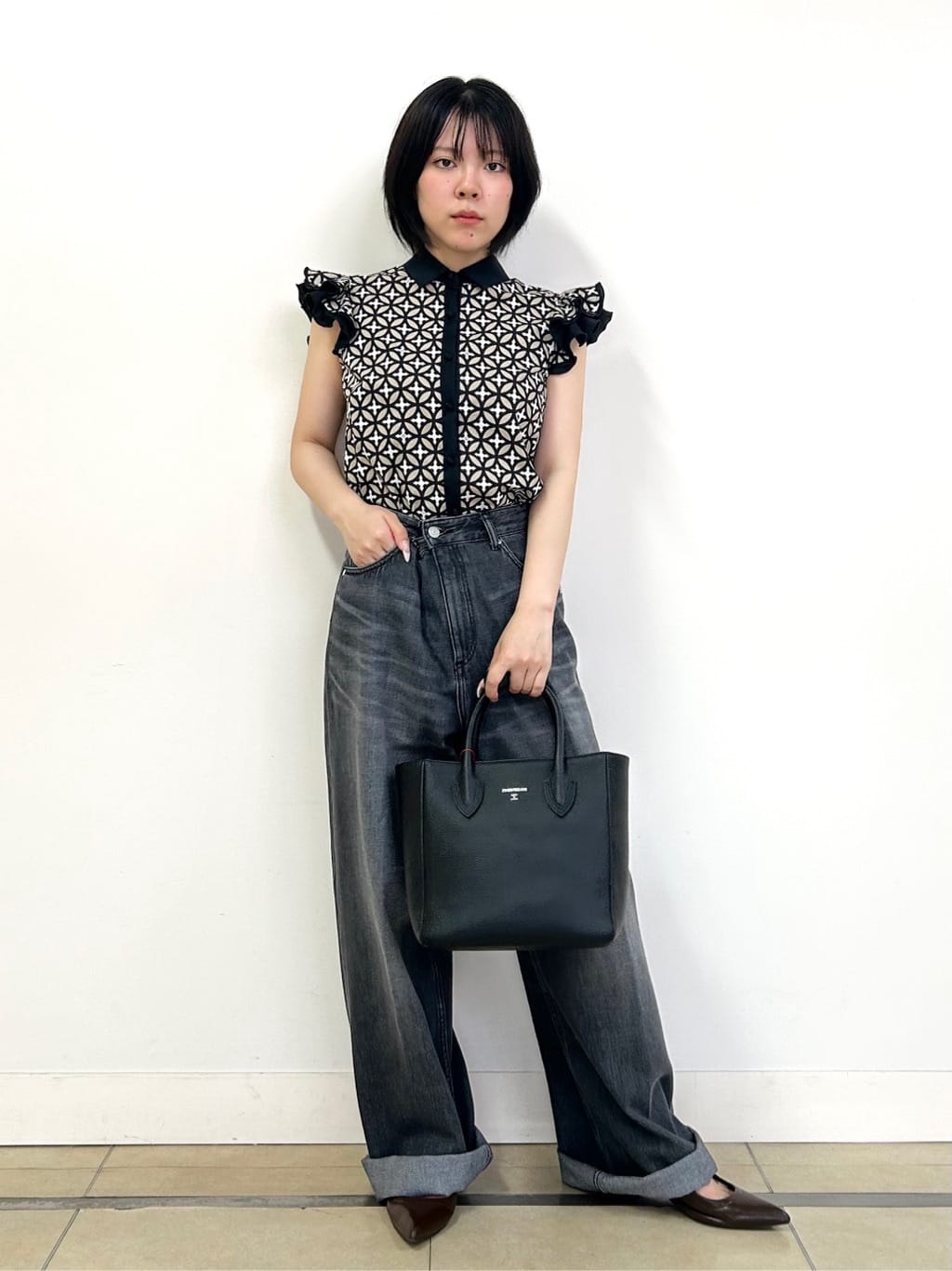 とりみさんの「DRESSTERIOR｜ヴィンテージ加工ワイドデニムパンツ」を使ったコーディネート