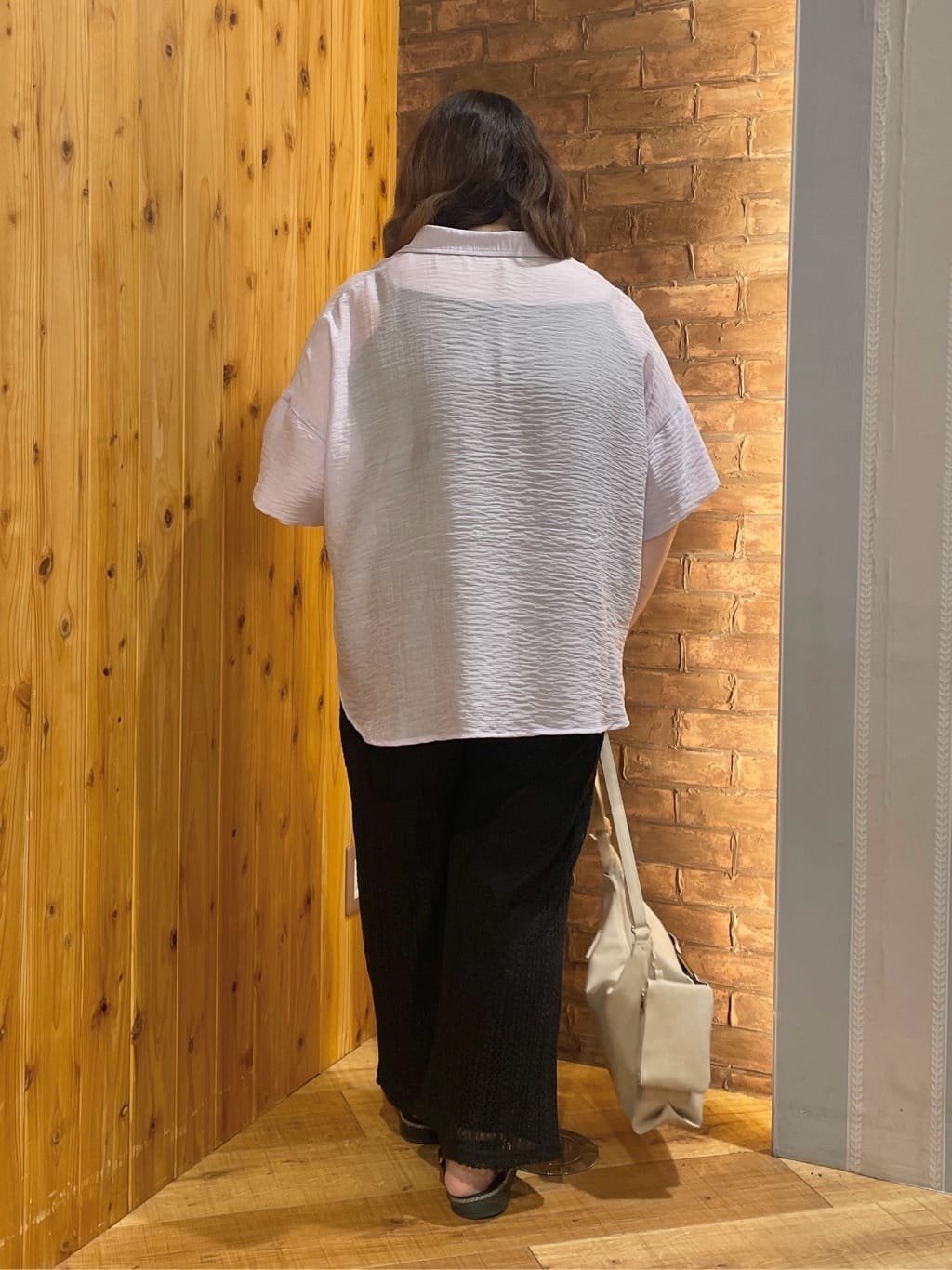 Risaさんの「SHOO･LA･RUE｜ゆるっと感がこなれ見え ワッシャーシアー半袖シャツ」を使ったコーディネート