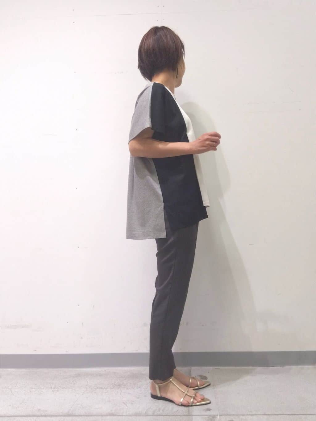 Kさんの「INDIVI｜【洗える／汗ジミ防止】バイカラー＆アシメヘム Tシャツ」を使ったコーディネート