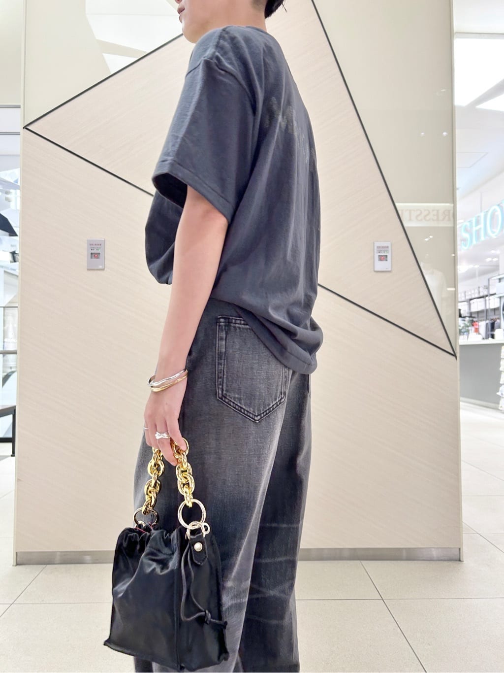 OCHIAIさんの「DRESSTERIOR｜ヴィンテージ加工ワイドデニムパンツ」を使ったコーディネート