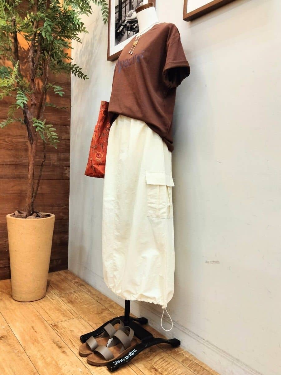 うっちーさんの「SHOO･LA･RUE｜【S-LL/ひんやり/UV】選べる6柄でそれぞれ欲しくなる プリントTシャツ」を使ったコーディネート