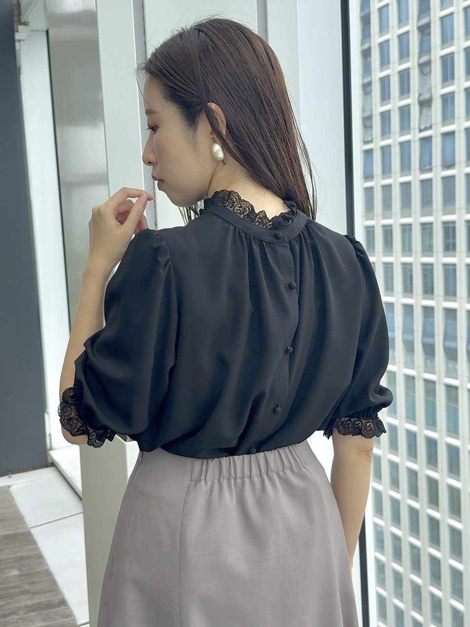 teiさんの「Couture brooch｜【華やか・大人可愛い・5分袖】エンブロレース前後2WAYブラウス」を使ったコーディネート