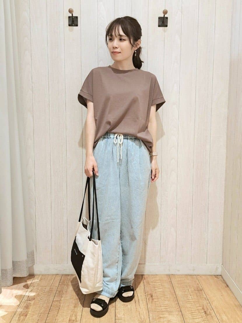 SAKIさんの「SHOO･LA･RUE｜暑い夏も軽やかに デニムイージーワイドパンツ」を使ったコーディネート