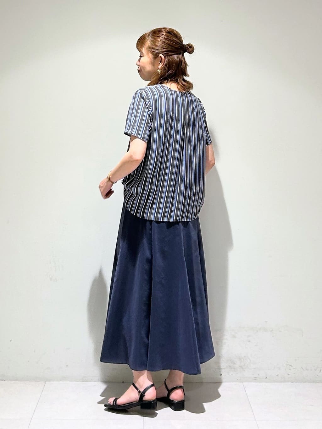 tsuyuさんの「INDIVI｜【洗える／通勤】無地＆マルチストライプ柄Vネックブラウス」を使ったコーディネート