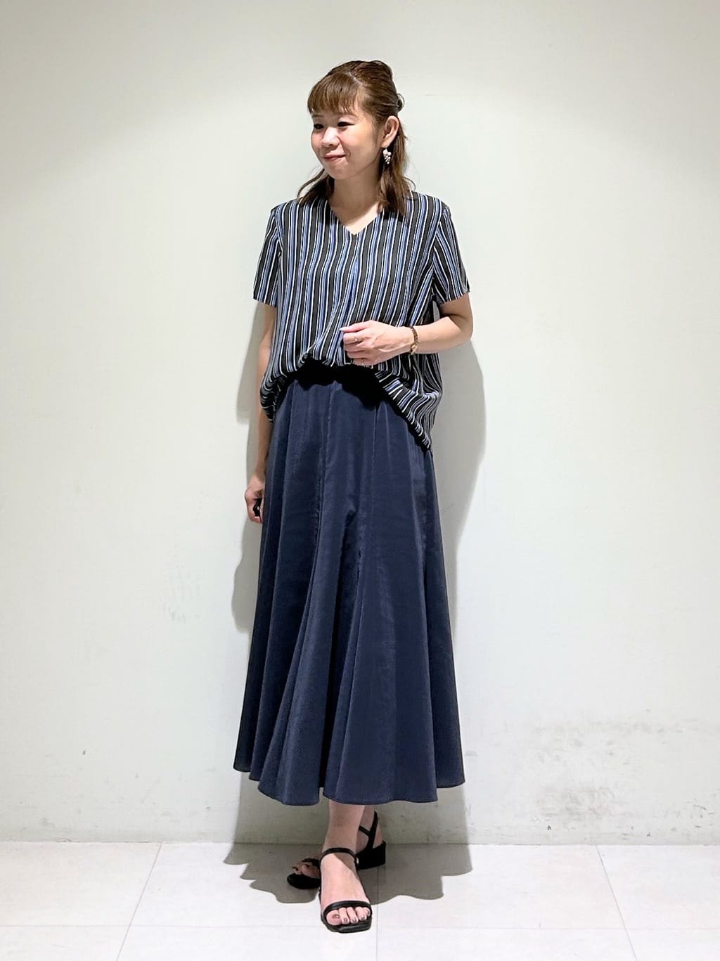 tsuyuさんの「INDIVI｜【洗える／通勤】無地＆マルチストライプ柄Vネックブラウス」を使ったコーディネート