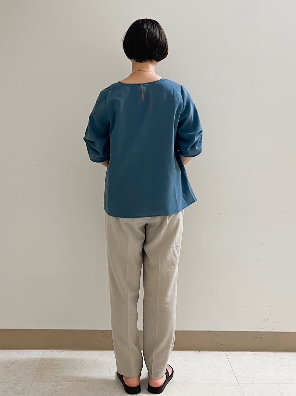 あかねさんの「OPAQUE.CLIP｜リネンライクキーネックタックスリーブブラウス【洗濯機洗い可／吸水速乾／接触冷感】」を使ったコーディネート