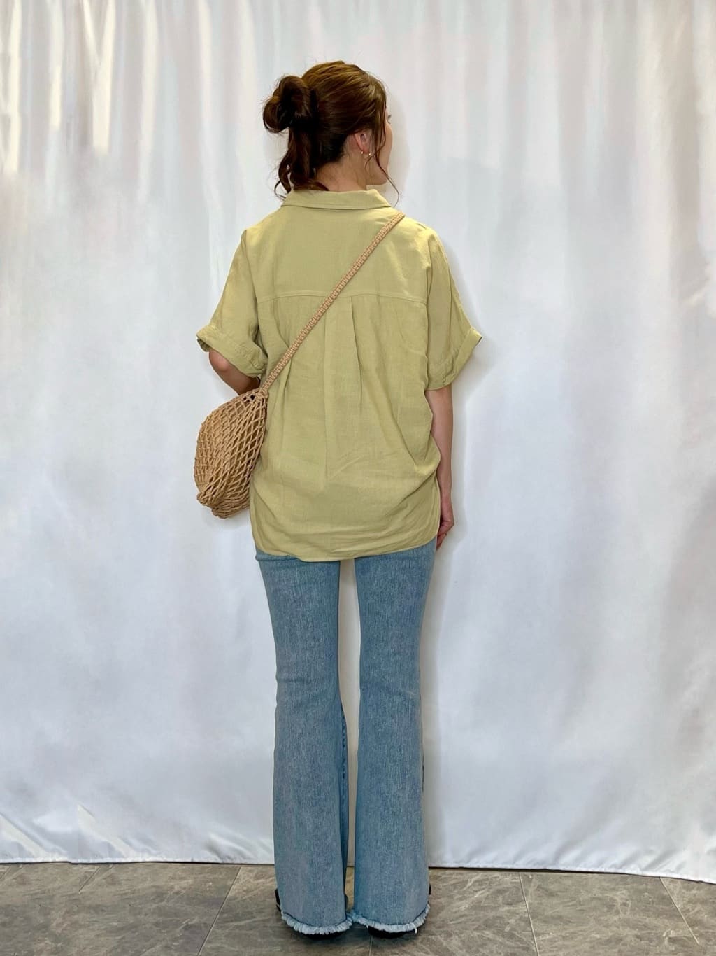 おうめさんの「SHOO･LA･RUE｜【S-LL/UV/接触冷感/抗菌防臭】体型を自然にカバー フレンチリネンブレンド襟付ドルマンシャツ」を使ったコーディネート