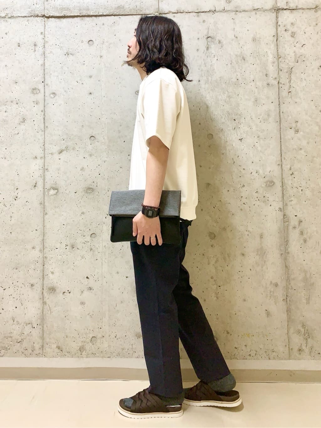 木村剛さんの「TAKEO KIKUCHI｜【全7サイズ&times;8色展開！】トップマルチヘリンボン パンツ」を使ったコーディネート