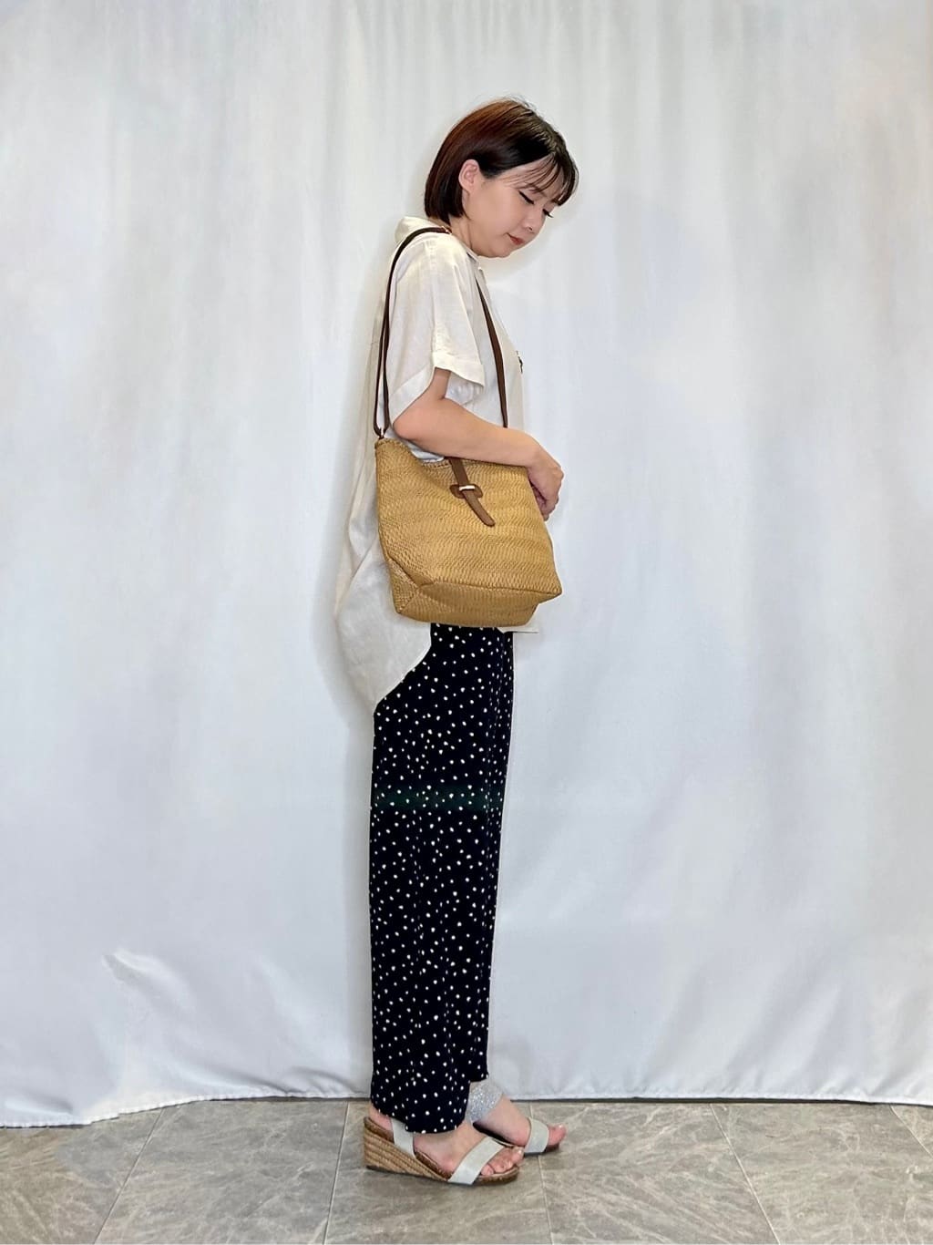 ネリさんの「SHOO･LA･RUE｜【S-LL/UV/接触冷感/抗菌防臭】体型を自然にカバー フレンチリネンブレンド襟付ドルマンシャツ」を使ったコーディネート