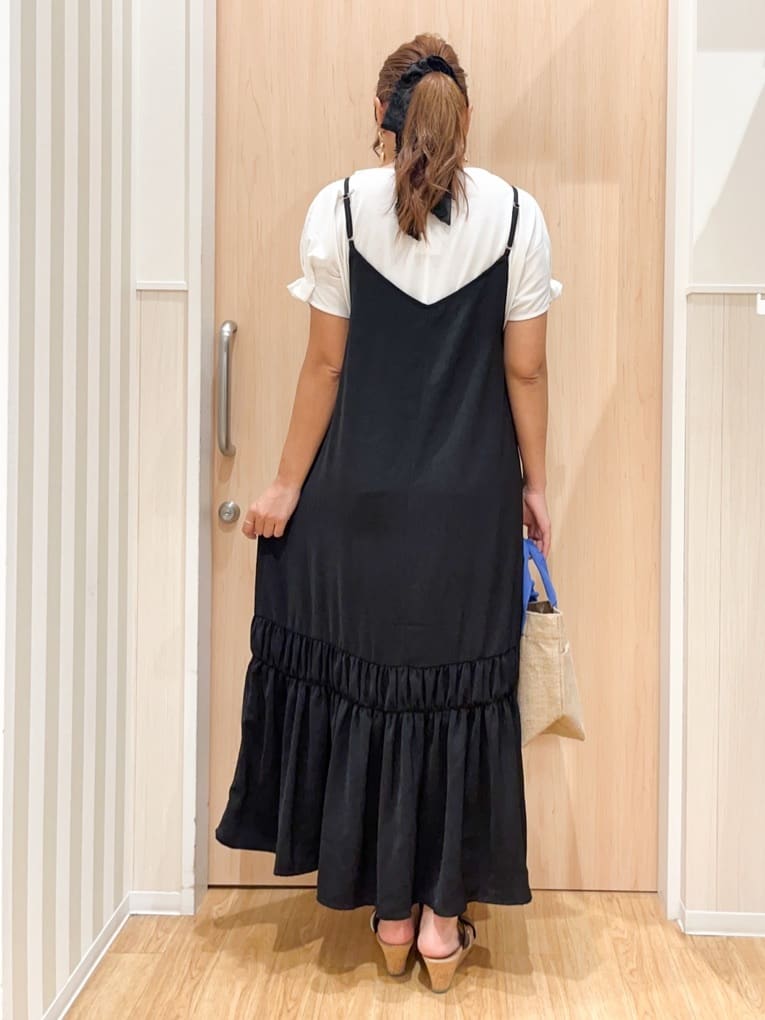 natsumiさんの「SHOO･LA･RUE｜【ひんやり】シャーリングがアクセントに 大人のデザインキャミワンピース」を使ったコーディネート