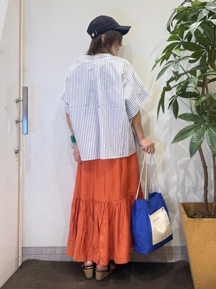 misakiさんの「SHOO･LA･RUE｜きれいめカジュアルに ラメストライプ ポンチョ風シャツ」を使ったコーディネート