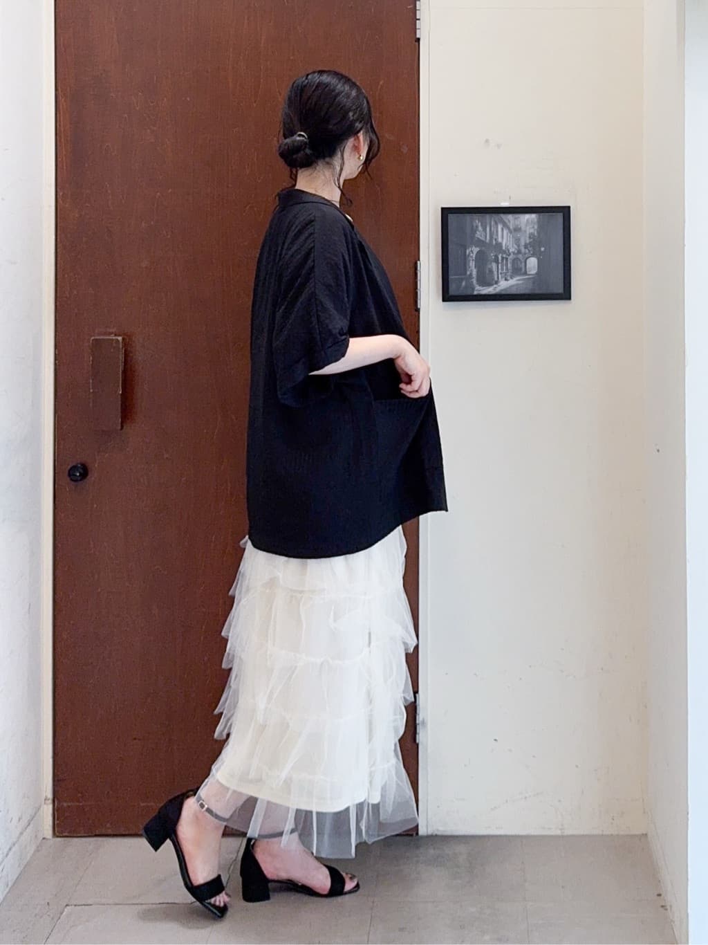 𝐇𝐢𝐫𝐨𝐦𝐢さんの「SHOO･LA･RUE｜【S-LL/ひんやり/UV】ぷっくりラメプリントロゴTシャツ」を使ったコーディネート