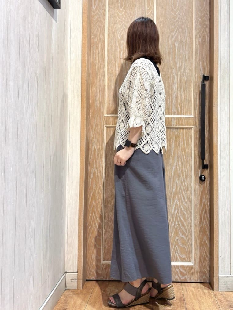 meiさんの「SHOO･LA･RUE｜【S-LL/ひんやり】さらっとタッチできれい見え ピンタックスカーチョ」を使ったコーディネート