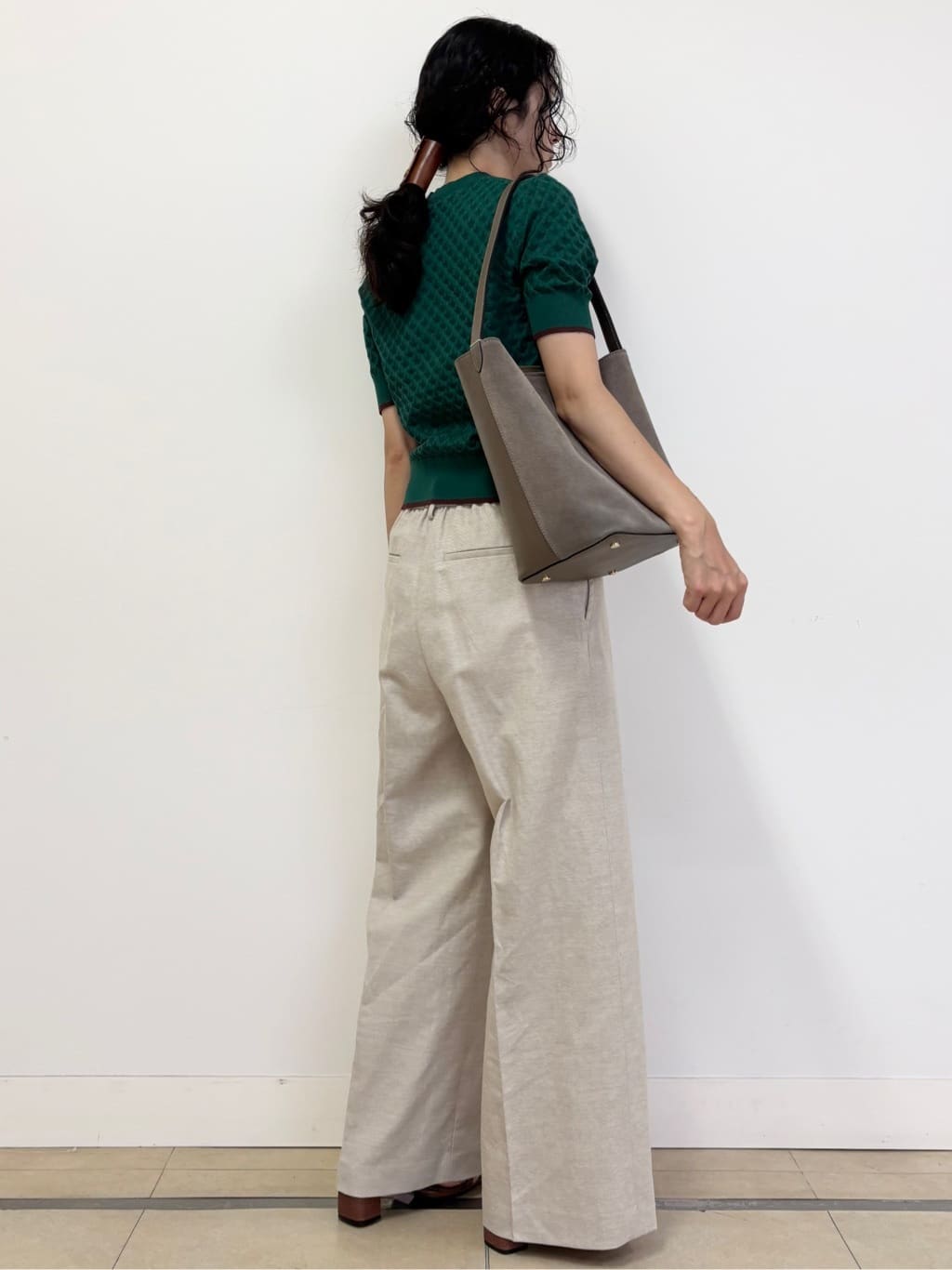 YOKOTAさんの「DRESSTERIOR｜【6色展開/オンオフ】レース編みハーフスリーブニット」を使ったコーディネート