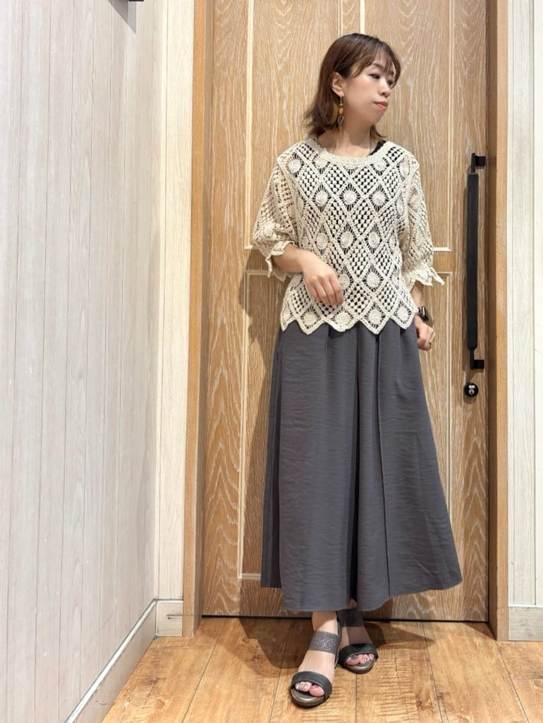 meiさんの「SHOO･LA･RUE｜【S-LL/ひんやり】さらっとタッチできれい見え ピンタックスカーチョ」を使ったコーディネート