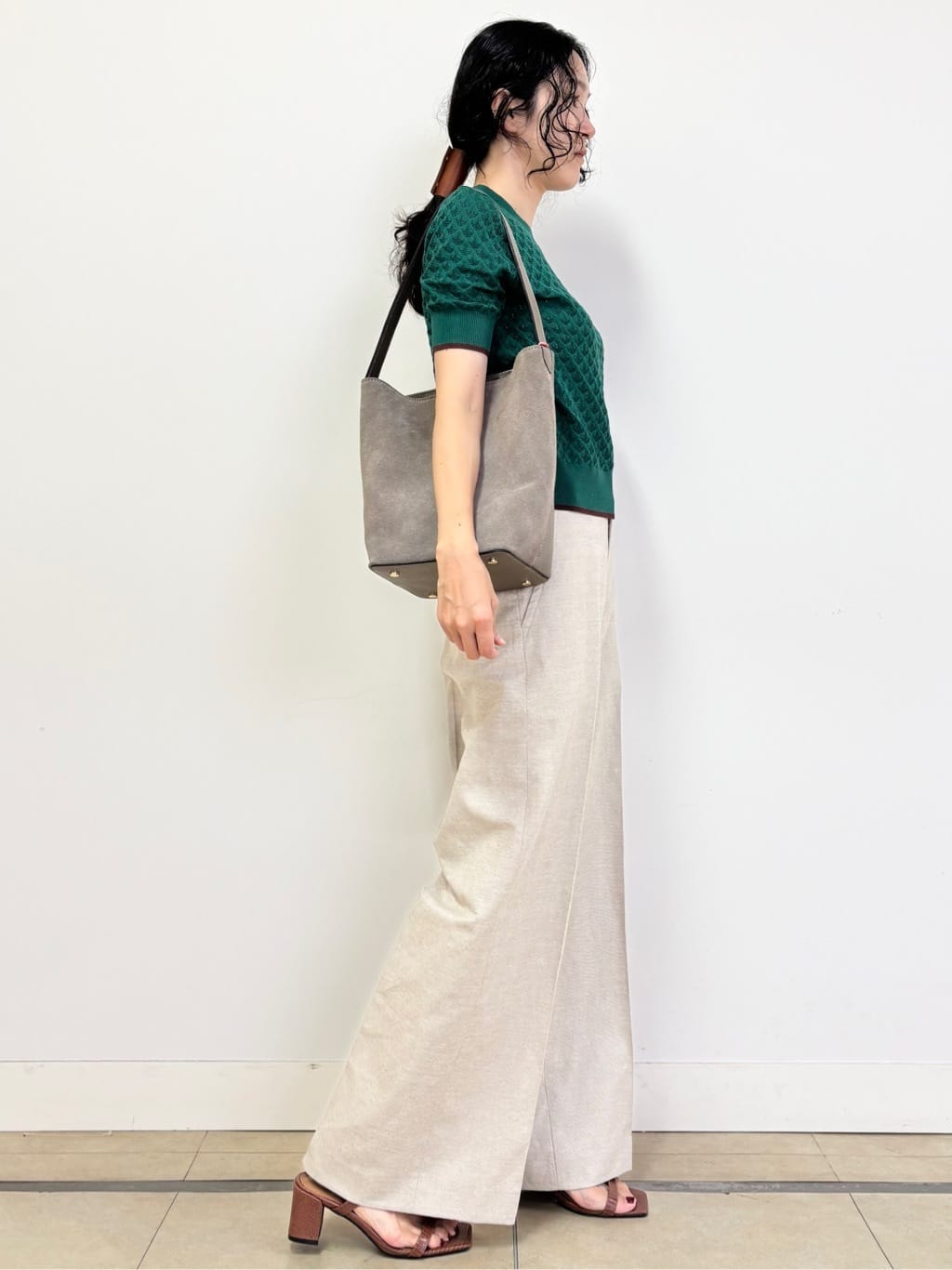 YOKOTAさんの「DRESSTERIOR｜【6色展開/オンオフ】レース編みハーフスリーブニット」を使ったコーディネート