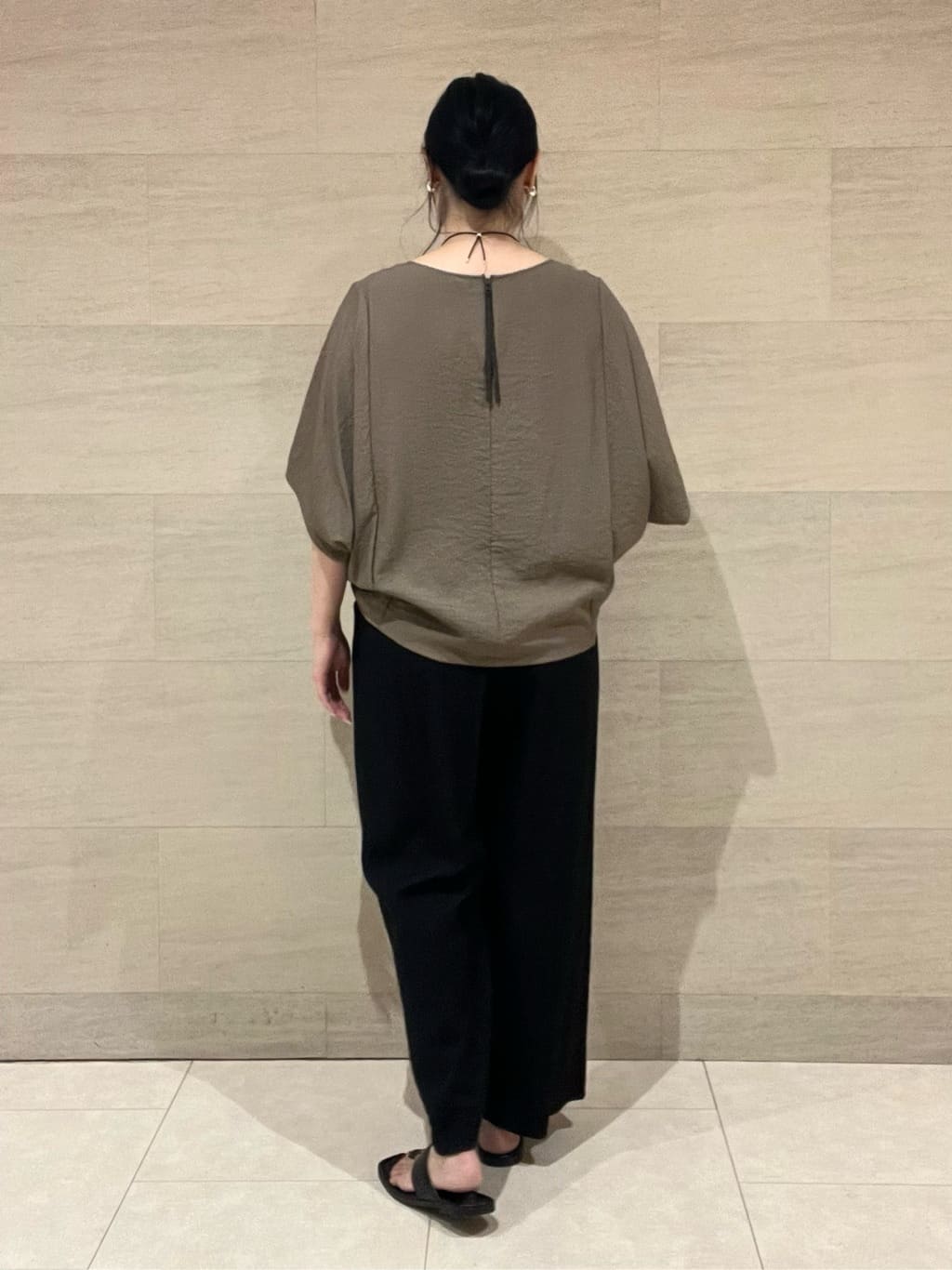 TOMOMIさんの「INDIVI｜【洗える／UVケア／SETUP可能】ドロストワイドパンツ」を使ったコーディネート