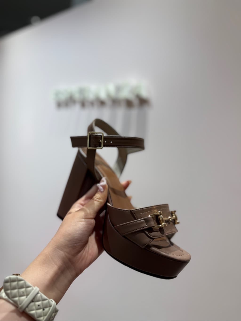 neinaさんの「ESPERANZA｜アッパービット厚底ヒールサンダル」を使ったコーディネート