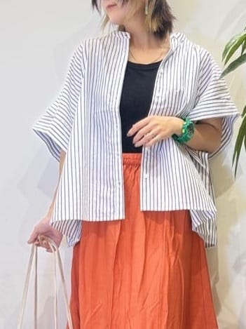 misakiさんの「SHOO･LA･RUE｜きれいめカジュアルに ラメストライプ ポンチョ風シャツ」を使ったコーディネート