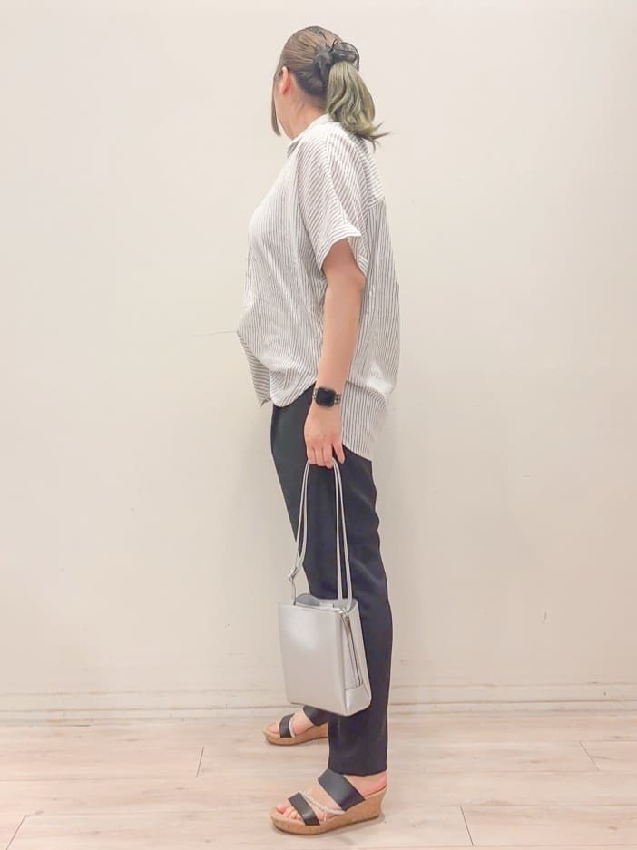 naoさんの「SHOO･LA･RUE｜【S-LL/UV/接触冷感/抗菌防臭】体型を自然にカバー フレンチリネンブレンド襟付ドルマンシャツ」を使ったコーディネート