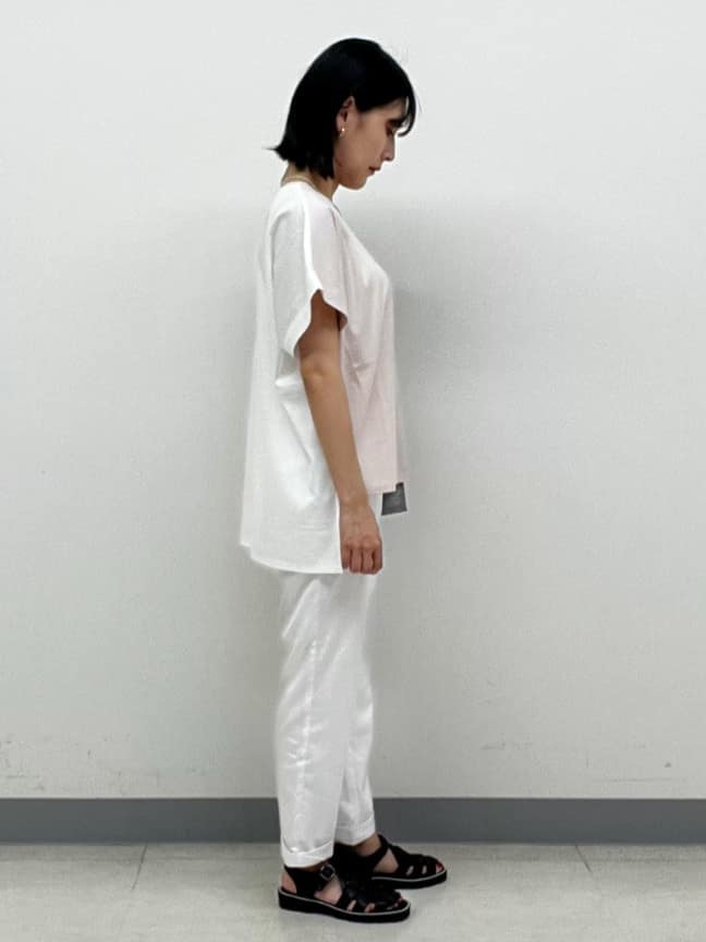 hinanoさんの「INDIVI｜【洗える／汗ジミ防止】バイカラー＆アシメヘム Tシャツ」を使ったコーディネート