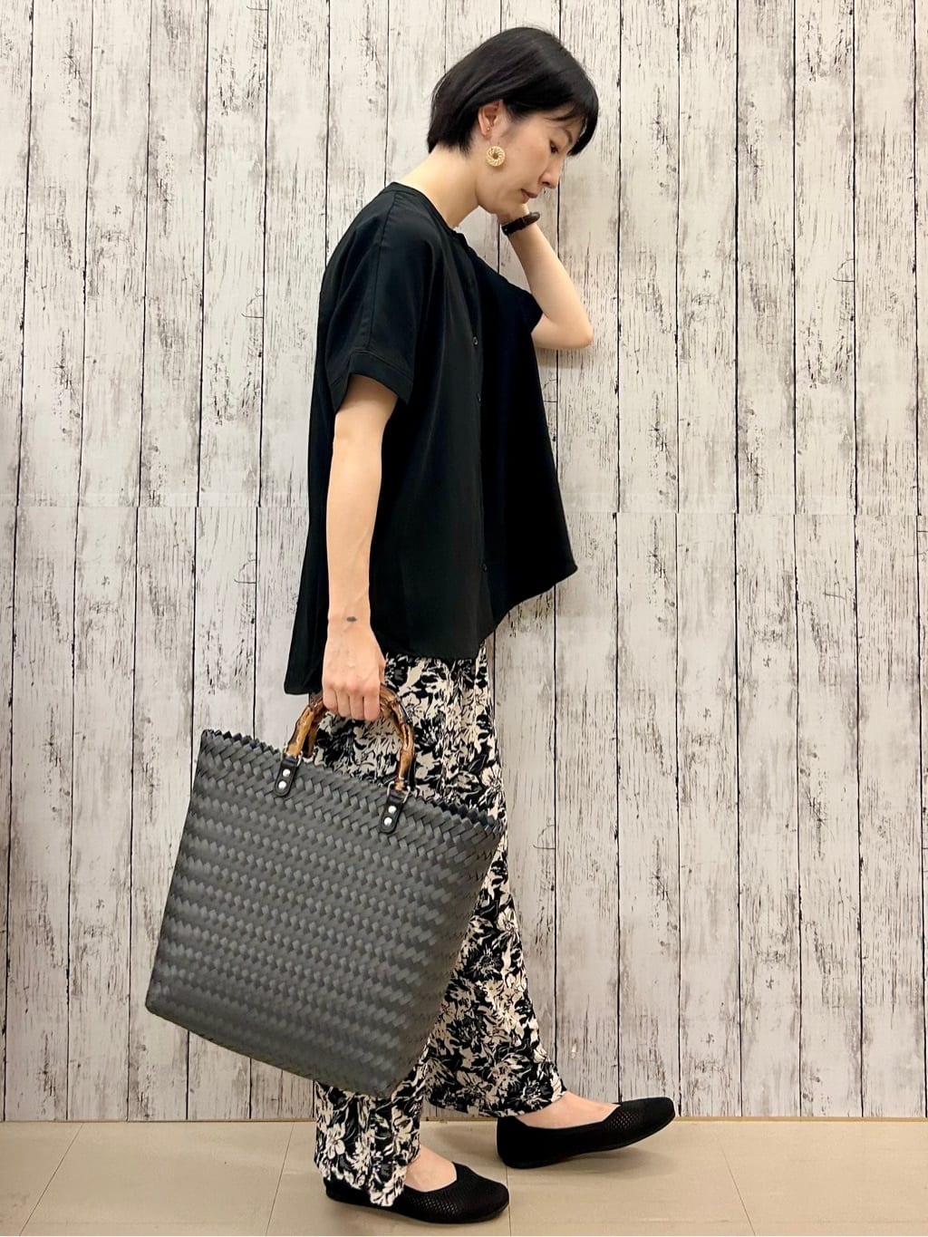 ちぐささんの「SHOO･LA･RUE｜【洗える/プチプラ】大人の抜け感をプラスする バンドカラーシャツ」を使ったコーディネート