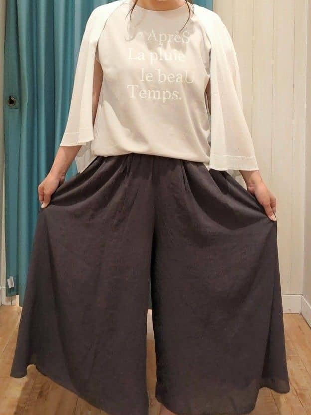 kawa.さんの「SHOO･LA･RUE｜【S-LL/裏地ひんやり】エアリーで涼やか 大人のシアースカーチョ」を使ったコーディネート