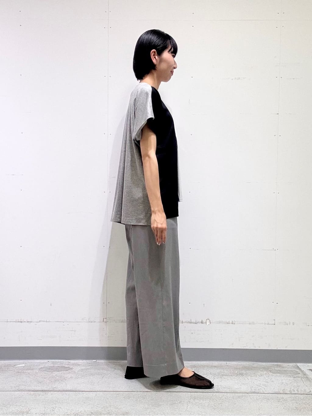 naoさんの「INDIVI｜【洗える／汗ジミ防止】バイカラー＆アシメヘム Tシャツ」を使ったコーディネート